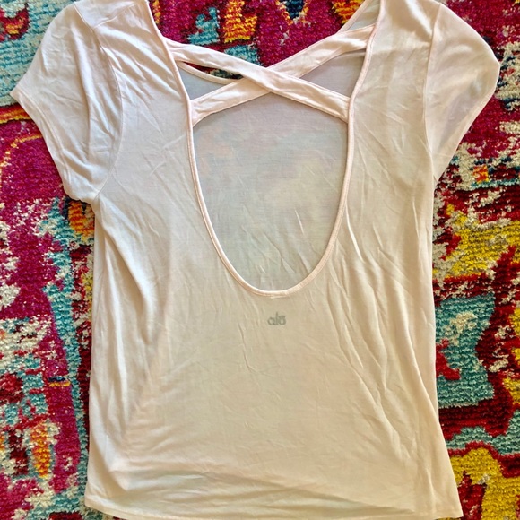 ALO Yoga Criss-Cross T-Shirt ๐๐ง๐ปโโ๏ธ - Picture 2 of 3